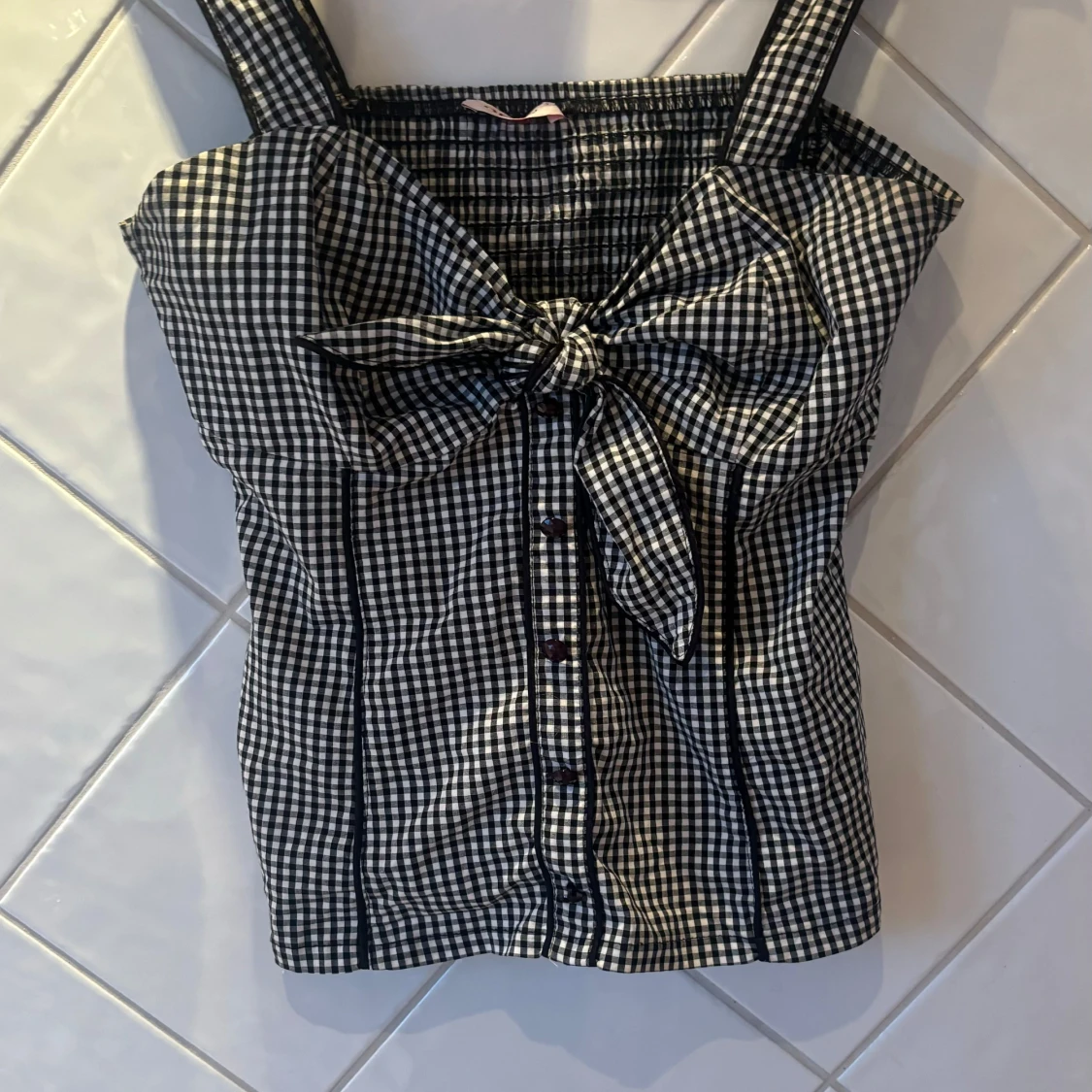 Svartvit rutig topp med rosett - 90