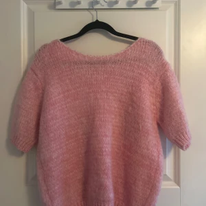 Rosa stickad rosett tröja  - Så fin rosa stickad tröja som är lite öppen i ryggen med en rosett ❤️❤️❤️ superskön och jättefin!!! 