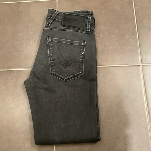 Replay Anbass jeans - Snygga svarta jeansbyxor från Replay med en Slim fit passform. Perfekta för en stilren look. I storlek W29, L30.