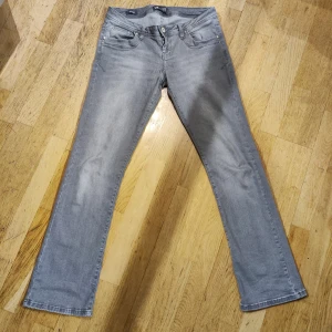 Grå bootcut jeans från Ltb - Snygga grå bootcut jeans från Valerie. Perfekta för en avslappnad stil med en klassisk passform. Tillverkade i Turkiet med en stilren design och bekväm passform.