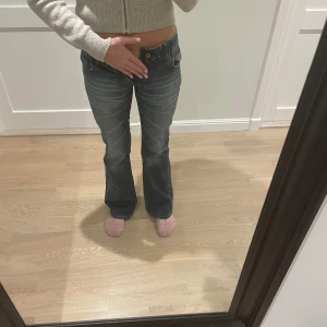 Lågmidjade bootcut Lee jeans - Snygga Lee jeans köpta på Plick. Tyvärr var de för små. Jag är 167cm lång som reverens till bilden. Jeansen är i väldigt bra skick men lite slitna vid benen, se bilder. Skriv för fler frågor eller bilder.❤️