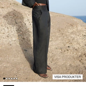 Linne byxa  - Snygga svarta byxor med hög midja och vida ben. Från HM helt nya i 34 med prislappen på. Nypris 599 säljer för 300