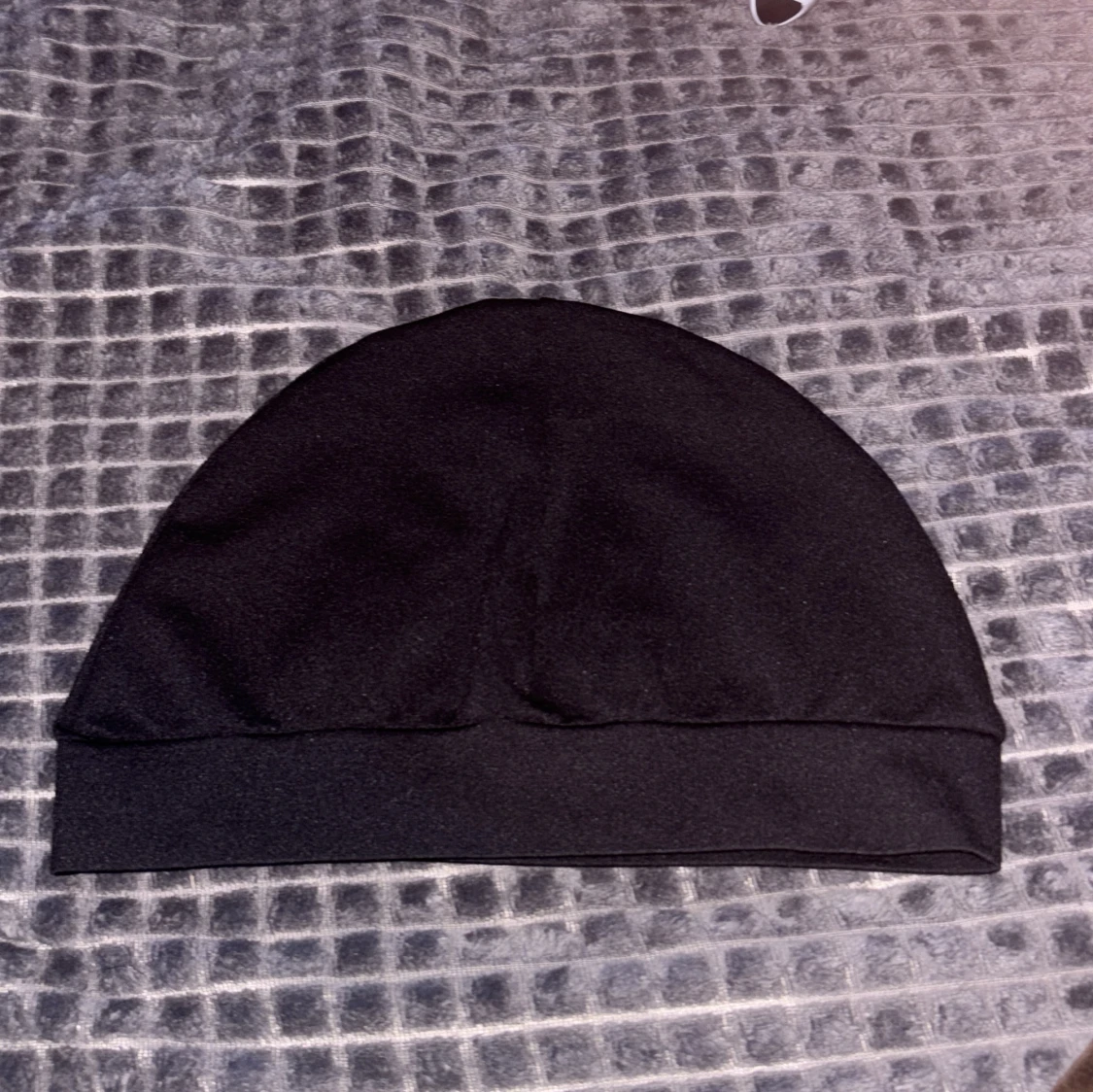 Svart mössa med tryck från sixtis - 90