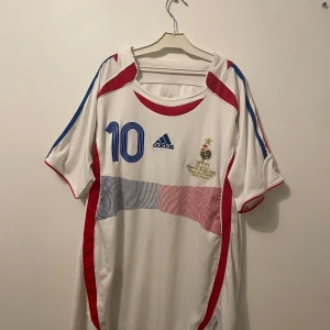 Frankrike Retro 2006 Zidane - Frankrike retro tröja från 2006 med trycket ”Zidane 10” Passar både Storlek M och L