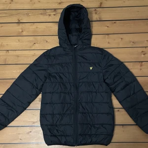 Lyle & Scott Puffer Jacket - Säljer denna stilrena jacka från Lyle & Scott. Denna jacka är perfekt under hösten och våren. Den är i väldigt bra skick och den har inga defekter eller liknande. Priset kan diskuteras