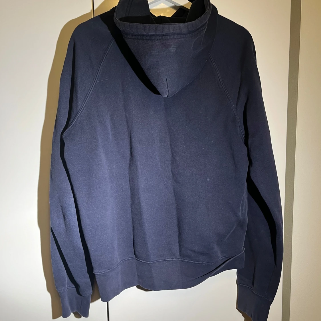 Mörkblå hoodie från GANT - 92