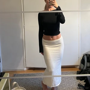 Gina kjol  - Kjol från Gina! Tyvärr för liten för mig. Storlek S. Har en liten liten fläck som knappt syns (bild 3!) går säkert bort om man försöker 😇