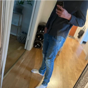 Replay jeans - Ett par Snygga replay anbass jeans. Endast använda Max 3 gånger så väldigt fint skick. Nypris ligger på ca 1500. Vid ytligare frågor så är det bara att höra av sig. Priset är inte hugget.
