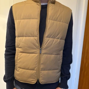 Bondelid väst - Schysst väst från Bondelid i riktigt bra skick. Använd ca 2-3 gånger. Modellen är 185 cm och väger ca 72 kg. Tveka inte på att höra av dig ifall du undrar något!