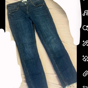 Mörkblåa jeans Zara - Säljer jeans från zara i en jätte fin mörkblå färg med slitningar nertill. Jag skulle säga att de är mid waisted, köpte för 399 strl 40 (zaras strl brukar vara ganska små så passar som M också)