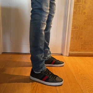 Replay Anbass jeans - Dessa helt nya jeans från replay Annabas som har några slitningar och en ljusblå färg som är super snygg för 450. Säljer även dessa för att det är lite för stora för mig. Jag är 173 och lite smått för stora. Midja är 30 och längd är 31 pris kan diskuteras🫡