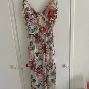 Blommig långklänning - Säljer en blommig långklänning. Det står ej vart den är ifrån eller storlek men för mig som har xs är den lite stor där uppe så tror den passar S.  Den är i väldigt bra skick. Kan sänka priset mycket vid intresse 