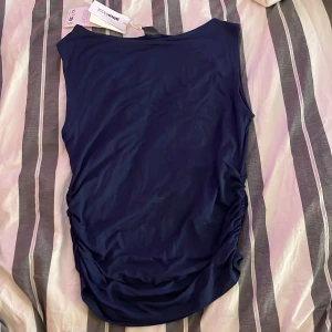 Mörkblå topp från Gina Tricot - Säljer nu min mörkblå/marinblå topp från Gina Tricot. Den är aldrig använd och lapparna är kvar. Storlek S. Nypris 200kr. Hör av dej vid intresse eller om du har frågor om den. Köparen betalar frakten💕
