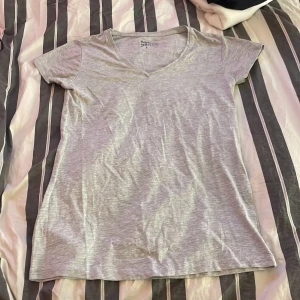 Grå t-shirt - Säljer min gråa T-shirt som aldrig är använd då den inte passade så bra på mig. Storlek S. Hör av dej vid intresse eller för mer info. Köparen betalar frakten💕