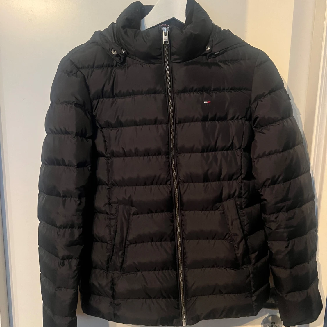 Svart pufferjacka från Tommy Hilfiger