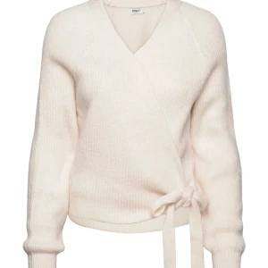 Omlott kofta från ONLY - En omlott kofta från ONLY. Använda några gånger, men i väldigt bra skick. Säljer pga att den inte kommer till användning. Original pris 459💗(lånad första bild) 