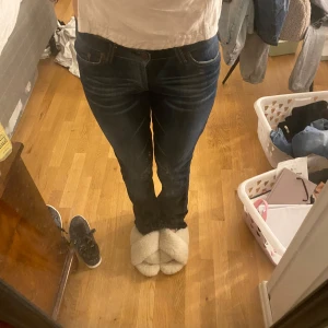 Mörkblå jeans - Snygga mörkblå jeans från pussochkram. Kom privat för mått
