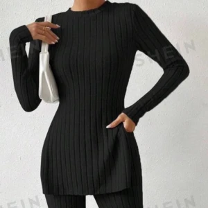 Svart ribbad set från SHEIN - Snygg svart ribbad set från SHEIN med lång ärm och rund hals. Perfekt för en stilren look. Passar bra till både vardag och speciella tillfällen. Den är helt ny och båda delarna följer med det är i storlek XS men passar som S också. 
