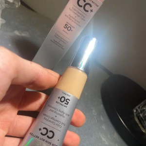 CC+ kräm med SPF 50+  färg medium Original pris 600 sek med shipping - Säljer en CC+ kräm från IT Cosmetics med SPF 50+. Denna färgkorrigerande kräm ger full täckning och har anti-aging egenskaper. Perfekt för att skydda huden mot solens strålar samtidigt som den jämnar ut hudtonen. Den är helt ny, helt otestad, kommer med förpackning såklart, har online kvitto såklart