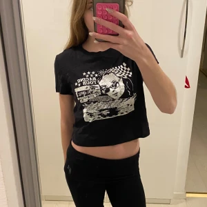 Svart t-shirt med tryck - Snygg svart t-shirt med ett coolt tryck i vitt. 