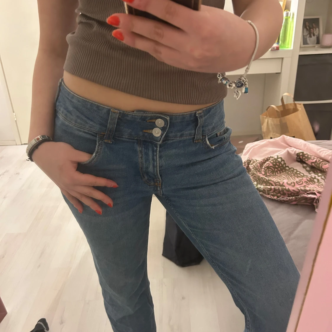 Blå jeans med knappdetalj