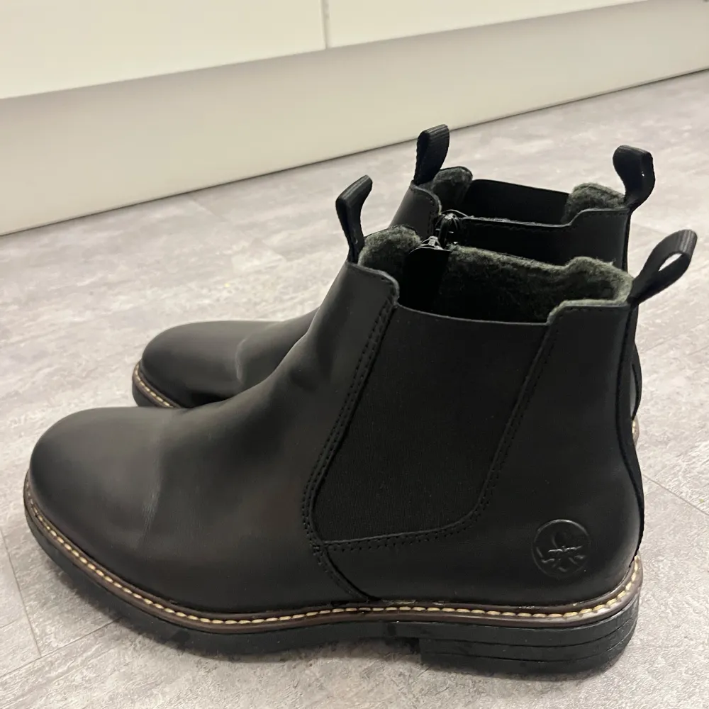 Snygga svarta Chelsea boots från Rieker i skinn. Är väldigt bekväma och passar för både höst och vinter. Har använts totalt 2 ggr men är tyvärr för små i storleken för mig. Nypris 1000kr. Pris går att förhandla vid snabb affär😊. Kengät.