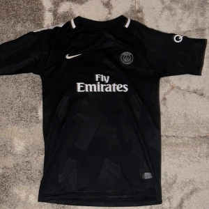 Psg tröja  - Snygg svart PSG-tröja från Nike med Mbappé och nummer 29 på ryggen. Har aldrig använt tröjan, säljer pga den är liten för mig