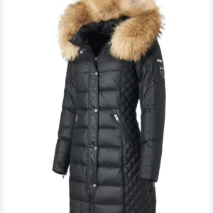 Svart vinterjacka med päls från Rockandblue  - Jag säljer denna  snygga svarta Rockandblue jackan i väldigt bra skick. Den är endast använd ett par gånger men det finns inget tecken på slitage.  Den är varm och perfekt för vintern. Skriv för mer bilder. Jag tar gärna emot prisförslag😊