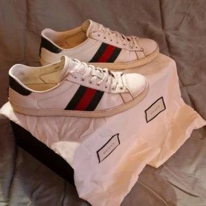 Gucci skor - Säljer dessa Gucci skor i storlek 42 passar en storlek över. Lite slitna under men annars fräscha