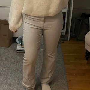 Bootcut jeans - Bootcut jeans i en ljus grå/beige färg som aldrig har kommit till användning💗