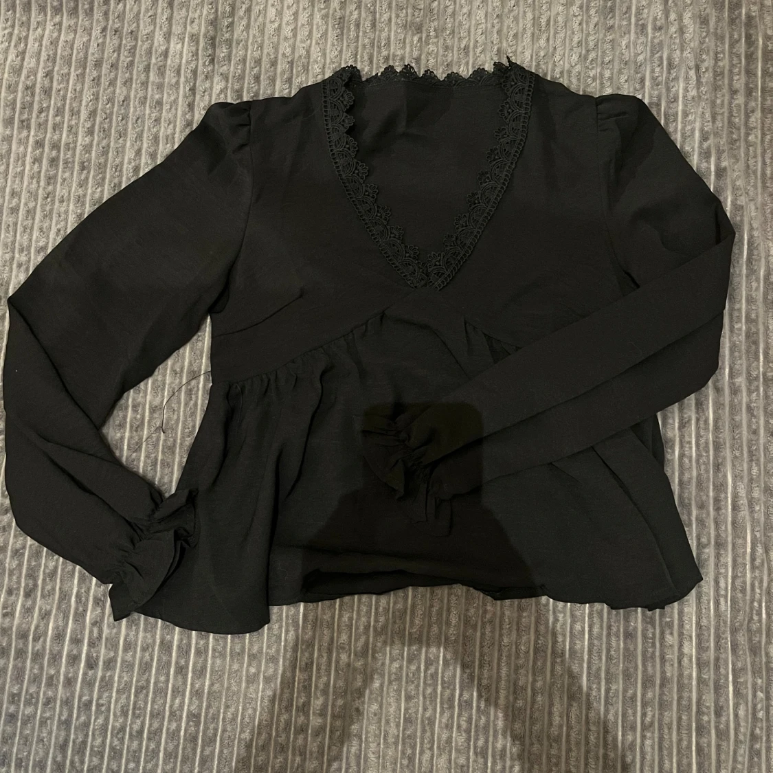 Svart blus med spetsdetaljer - 90