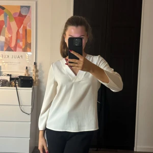 Vit blus från Aware by Vero Moda - V-ringad vit blus från Vero Moda i storlek xs