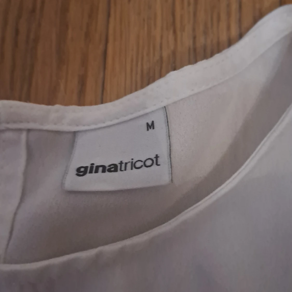 Vit blus från Gina Tricot - 90