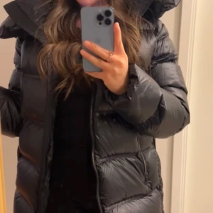 Massimo Dutti jacka  - Som ny, ganska bra skick. Inga fläckar inga fel. Andvänt endast få tal gånger. Perfekt för vintern!