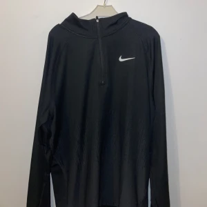 Nike träningströja - Svart långärmad tröja från Nike. Perfekt för träning