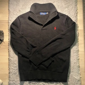 Ralph Lauren knapp halfzip - 9,5/10 skick | knappt använd | snyggt och fräscht att ha inför våren | Säljer pga den är liten på mig| passar storlek M men passar även Storlek : S | skriv för fler frågor och bilder | priset blir billigare vid snabb affär 
