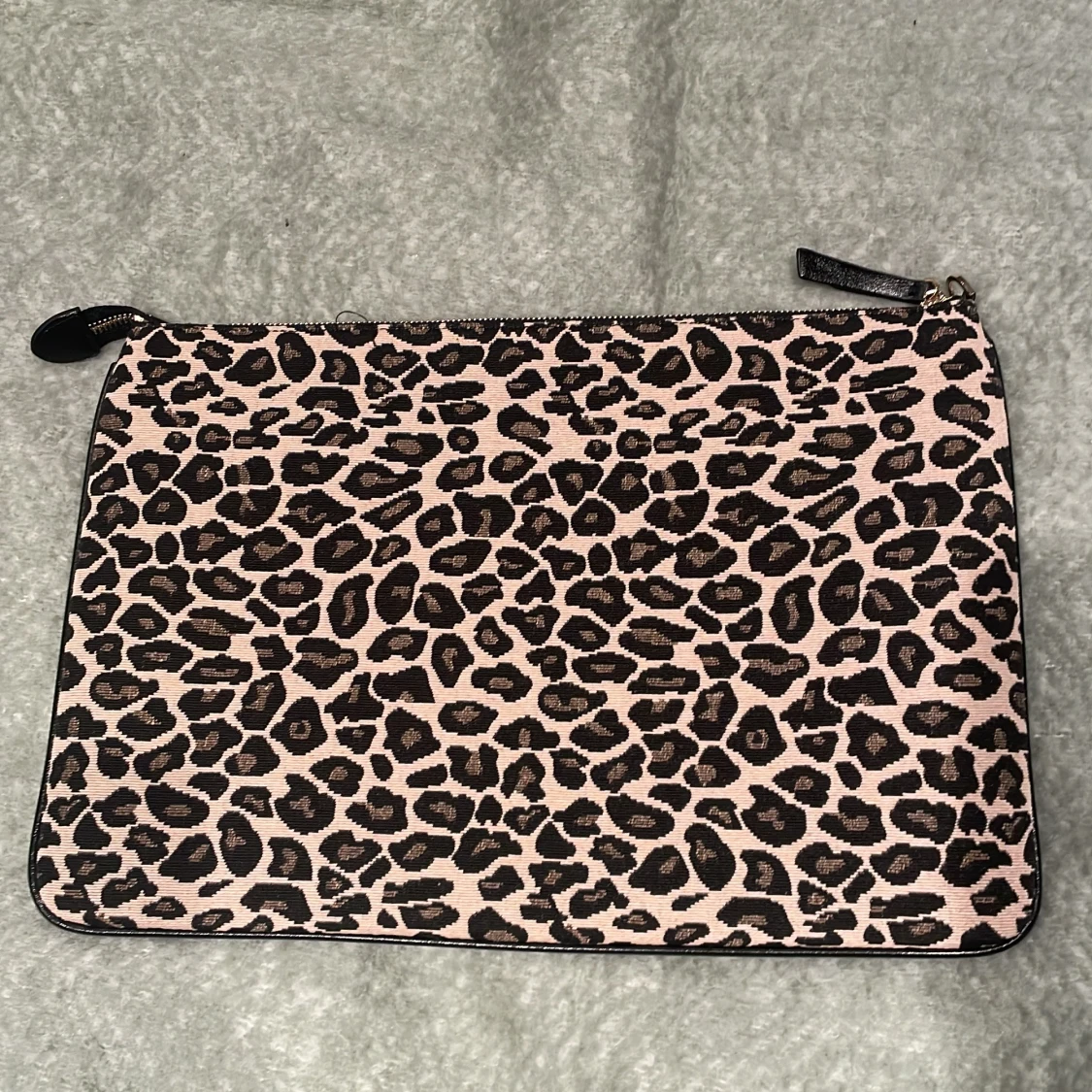 Leopardmönstrat datafodral från Ideal of Sweden - 90