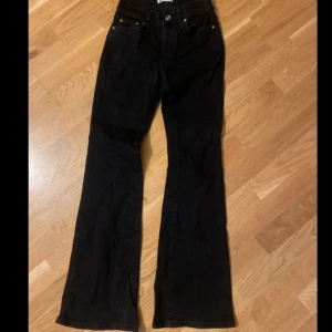Gina tricot Perfect jeans  - Snygga svarta jeans från Gina tricot i storlek 32.  Passar till många olika outfits och tillfällen. Har inte använt de i 1 år och därför säljer jag de, annars är de i jätte bra skick