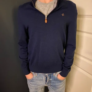 Halt zip Morris  - En riktigt schysst Morris half zip!! Det är m men den har krymp i tvätten så den passar mer som en xs eller s. Skick 9/10. Modellen är 178 cm och 62kg. Skriv vid minsta fundering!! Mvh Lysekilsgarderoben 