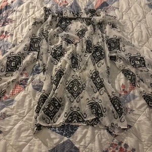 Zara blus - Säljer denna jätte fina Zara blusen med en söt passform. 💓Blusen har även gulddetaljer.