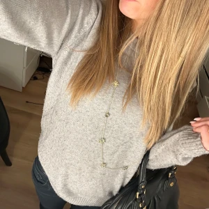 Ljusgrå stickad tröja  - Ljusgrå finstickad tröja från vila ! Andvänd men i fint skick inga hål eller fläckar! Passar till vardag och fest !! 🎉 