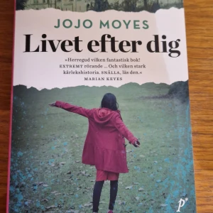 Livet efter dig - En gripande kärlekshistoria om Lou Clark och Will Traynor, två personer från olika världar vars liv förändras för alltid. Boken har blivit en stor succé i England och valdes till årets bästa bok av Richard & Judy Book Club.   (DEN ÄR INTE SKADAT FRAM DET SOM SER UT SOM ETT VECK ÄR SKUGGAN FRÅN MIN MOBIL)