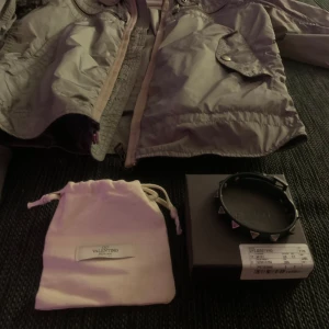  Valentino armband - Säljer mitt mörkgröna valentino armband äkta såklart helt okej skick därav lågt pris