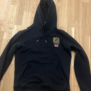 Morris Hoodie  - Tjena, säljer ju en superfin och bra använd hoodie från Morris. Storleken är XS och är i toppskick. Hör av er vid funderingar eller frågor kring hoodien. 
