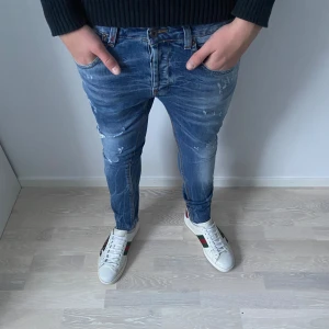 Dondup George - Ett par riktigt feta Dondup George i fint skick. Storlek W33 men sitter mindre. Längd 93cm, midja 39cm. Hör av dig vid frågor eller funderingar!