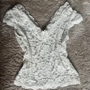 Vit spetsblus - Populär spetsblus från zara. Så så fin men använder aldrig. Bilden är lånad men kan skicka egna vid intresse!💕