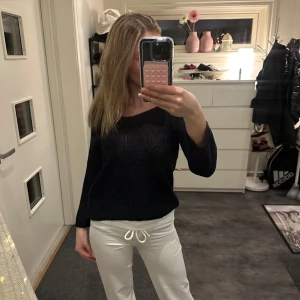 Marinblå med lite glitter stickad tröja från Cubus - Säljer en stilren marinblå med lite glitter, stickad tröja från Cubus i storlek XS. Tröjan har en rund hals och långa ärmar, perfekt för kyligare dagar. Enkel och snygg design som passar till det mesta. 🖤