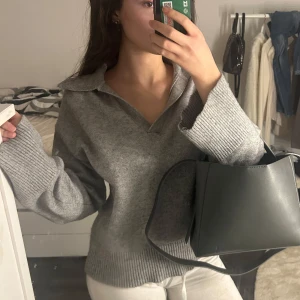 Grå stickad tröja med krage - Säljer min jättefina stickade tröja från gina. Den är topp skick och slutsåld online. Kontakta vid intresse. 🤍