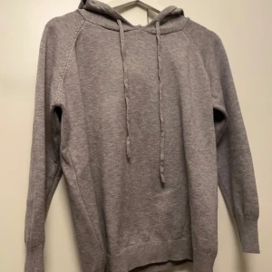 Grå hoodie - Tja! Säljer denna merinoull tröjan då den inte passar. Tröjan är i storlek xs men passar s