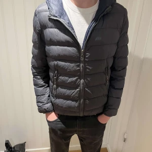 Grå colmar jacka - Riktigt snygg colmar jacka helt perfekt nu under vintern, riktigt bra skick. passar ca XS, modellen på bilden är 178. Skriv vid minsta fundering. (11)